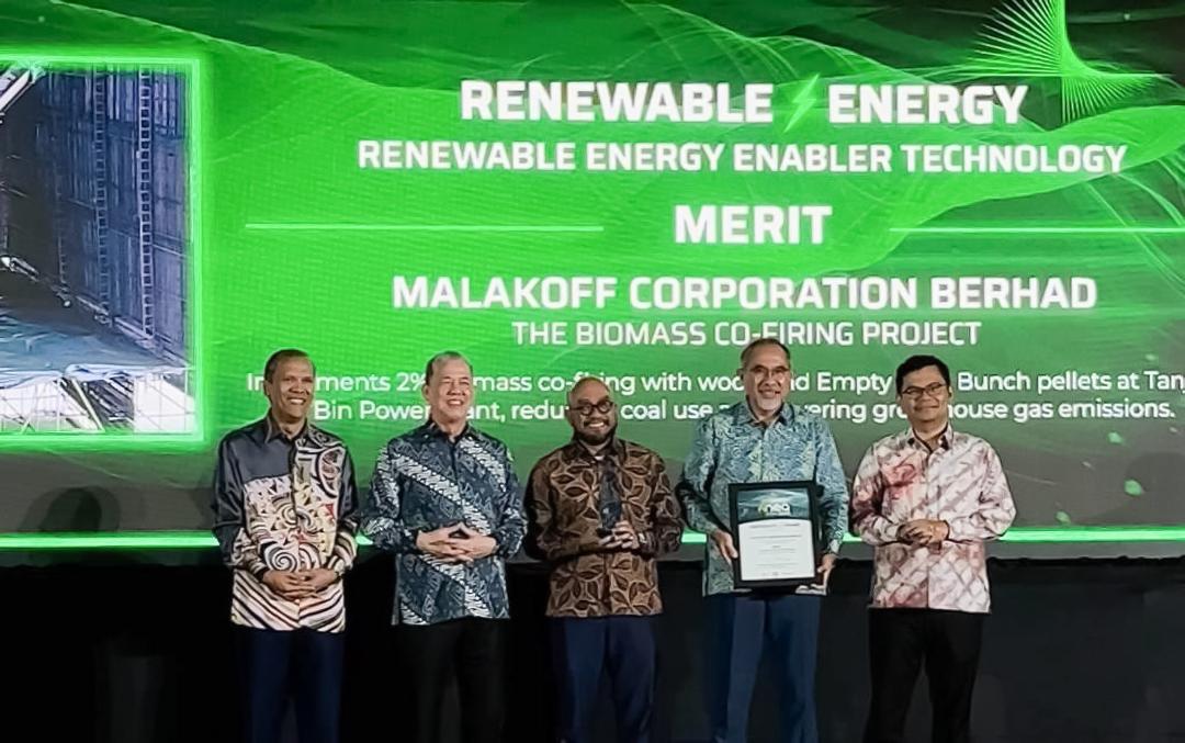 Malakoff meraih Anugerah Merit di NEA 2025 yang disampaikan Fadillah (dua dari kiri) dalam satu majlis berlangsung baru-baru ini.