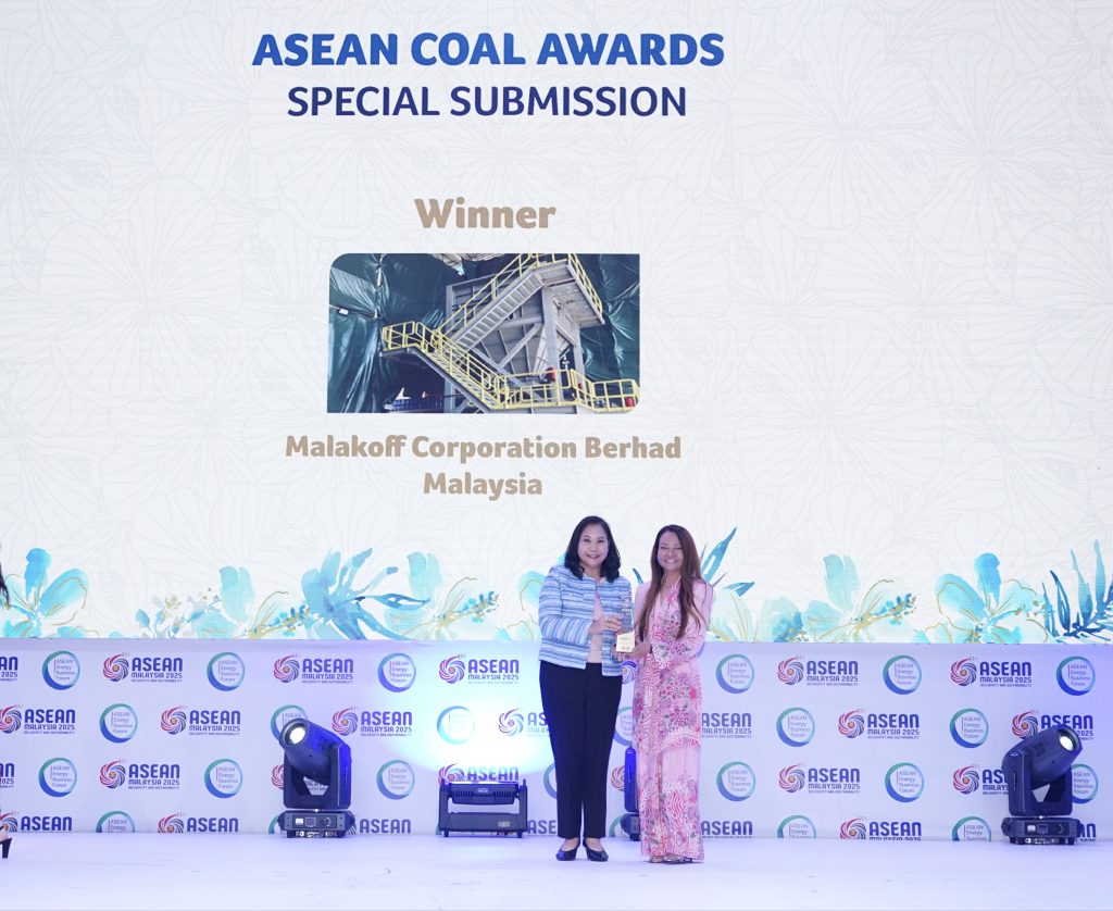 The award was received by Malakoff Corporation Berhad head of Group Communications & Branding Suriati Mokhtar (right)