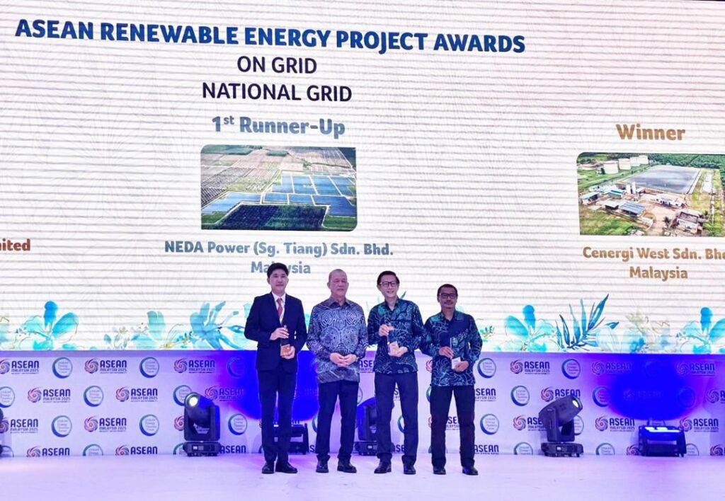 Yew Hoe, menerima Anugerah Tenaga ASEAN 2025 untuk kategori Tenaga Boleh Diperbaharui: Dalam Grid (Grid Nasional) semasa Forum Perniagaan Tenaga (AEBF-25) di Pusat Konvensyen Kuala Lumpur (KLCC).